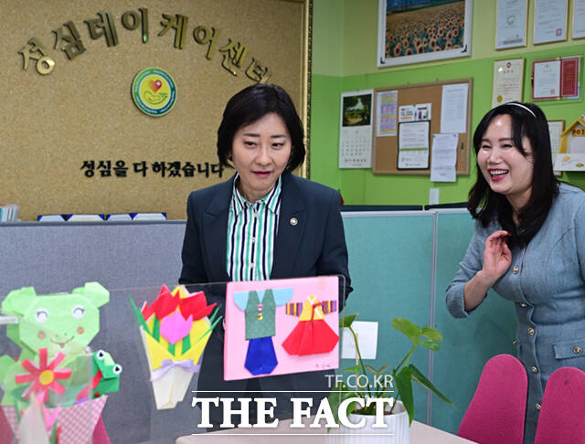 이스란 보건복지부 제1차관이 7일 오후 서울 도봉구 성심데이케어센터를 방문해 시설을 살펴보고 있다. /이새롬 기자