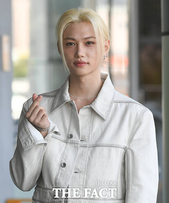 그룹 스트레이 키즈(Stray Kids)의 필릭스가 7일 오후 중국 베이징에서 열리는 '탬버린즈 베이징 타이쿠리 플래그십 스토어 & 선샤인 팝업 스토어' 행사 참석차 김포국제공항을 통해 출국하며 포즈를 취하고 있다. /김포국제공항=박상민 기자