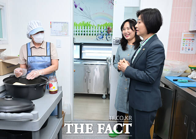 이스란 보건복지부 제1차관이 7일 오후 서울 도봉구 성심데이케어센터를 방문해 시설을 살펴보고 있다. /이새롬 기자