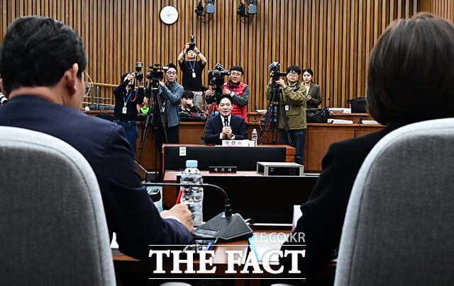 박상용 검사 발언 듣는 국민의힘 국조특위 위원들.