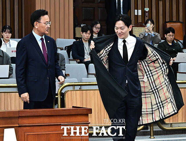 ‘민주당의 공소취소, 재판조작 진상규명 청문회’ 참석하는 박상용 검사.