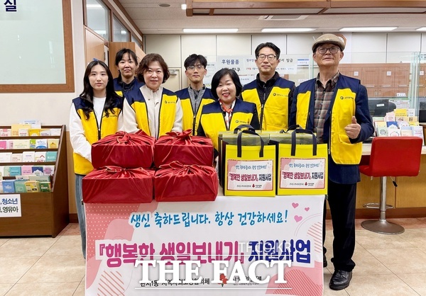 대전시 서구 관저1동 지역사회보장협의체가 6일 관내 저소득 독거 어르신을 대상으로 떡·과일·미역국·불고기 등으로 구성된 음식 선물 꾸러미를 전달하는 '행복한 생일 보내기' 사업을 진행한 뒤 기념촬영하고 있다. /대전시 서구