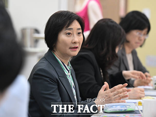 이스란 보건복지부 제1차관이 7일 오후 서울 도봉구 성심데이케어센터를 방문해 시설을 살펴보고 있다. /이새롬 기자