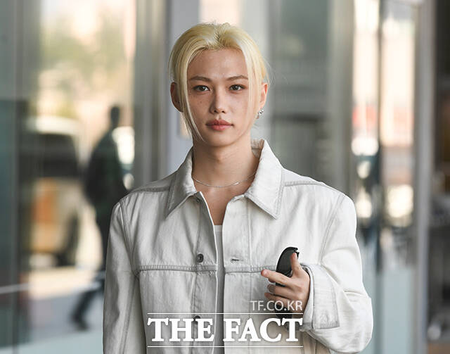 그룹 스트레이 키즈(Stray Kids)의 필릭스가 7일 오후 중국 베이징에서 열리는 '탬버린즈 베이징 타이쿠리 플래그십 스토어 & 선샤인 팝업 스토어' 행사 참석차 김포국제공항을 통해 출국하며 포즈를 취하고 있다. /김포국제공항=박상민 기자