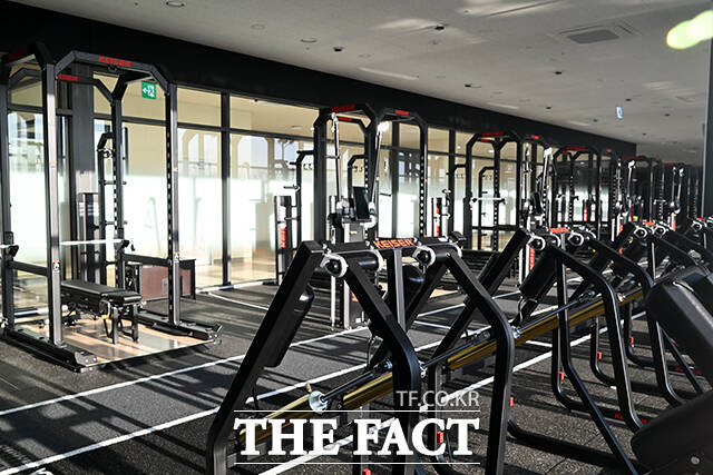 대한축구협회와 천안시가 공동으로 건립한 코리아풋볼파크는 총면적 약 14만 5000평에 총 공사비 약 4000억 원을 투입해 실내 축구장을 포함한 축구장 11면, 풋살구장 4면, 테니스 코트 5면, 소규모 스타디움 등 시설로 건립됐다. 사진은 KFA 스타디움 내부 운동시설.