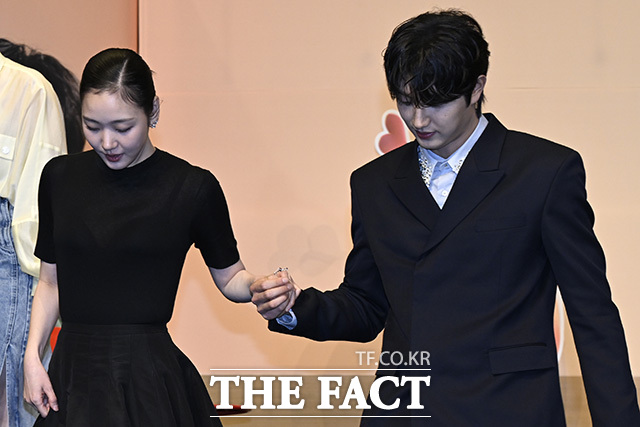 김고은과 김재원이 포즈를 취하고 있다.