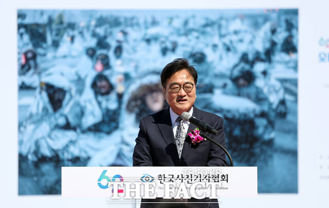 우원식 국회의장이 7일 서울 종로구 광화문광장에서 열린 제62회 한국보도사진전 '오늘의 보도사진, 내일의 역사가 되다' 개막식에서 축사를 하고 있다.