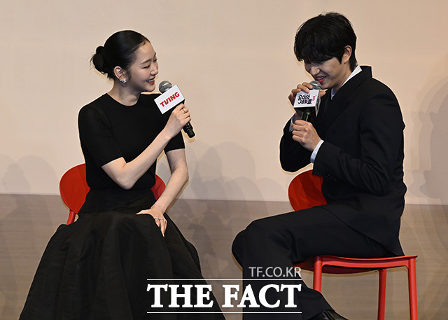 김고은과 김재원이 포즈를 취하고 있다.