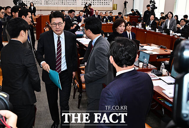 퇴장하는 국민의힘 의원들.