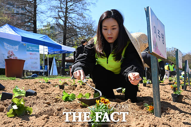 이주영 개혁신당 의원이 7일 오전 서울 여의도 국회 헌정회 앞 텃밭에서 열린 2026년 국회 생생텃밭 개장식에 참석해 텃밭에 모종을 심고 있다. /국회=서예원 기자