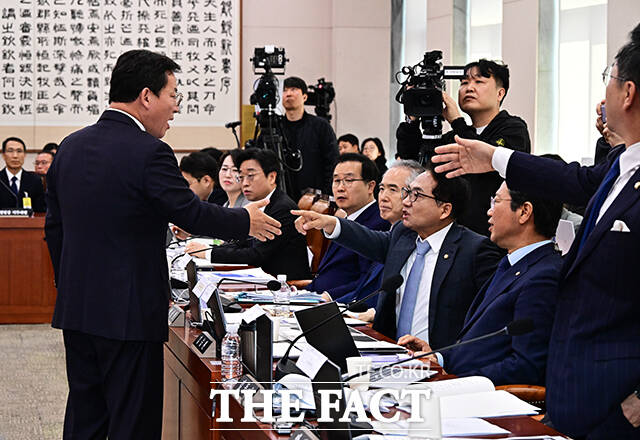 박선원 더불어민주당 의원의 발언에 항의하는 김형동 국민의힘 의원(왼쪽).