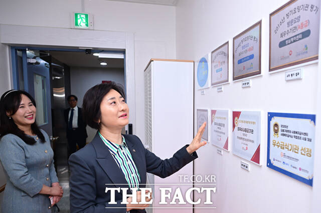 이스란 보건복지부 제1차관이 7일 오후 서울 도봉구 성심데이케어센터를 방문해 시설을 살펴보고 있다. /이새롬 기자