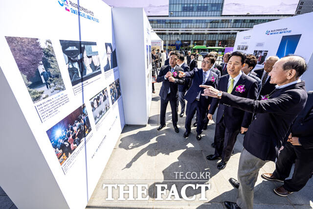 이호재 한국사진기자협회장, 우원식 국회의장, 오세훈 서울시장 등 내빈들이 제62회 한국보도사진전 ‘오늘의 보도사진, 내일의 역사가 되다’ 개막식에서 작품을 관람하고 있다.