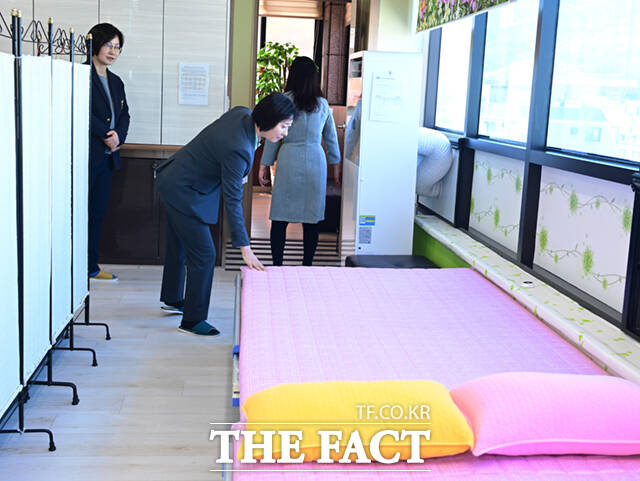 이스란 보건복지부 제1차관이 7일 오후 서울 도봉구 성심데이케어센터를 방문해 시설을 살펴보고 있다. /이새롬 기자