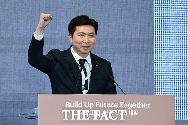 이날 개관식에 참석한 내빈들이 KFA 스타디움 앞에서 기념촬영 하는 모습. /천안=남윤호 기자