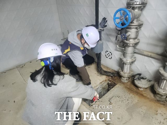 개인하수처리시설 점검반이 한 아파트 건물에 있는 정화조의 악취저감시설 점검 중이다. /성남시