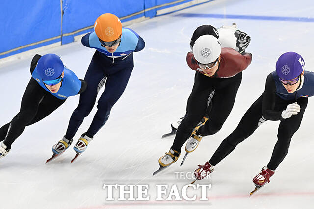 쇼트트랙 김기현(왼쪽)과 김태성이 7일 오후 서울 양천구 목동실내빙상장에서 열린 '2026-2027 쇼트트랙 국가대표 선발전' 남자 1500m 결승에서 역주하고 있다. /김성렬 기자