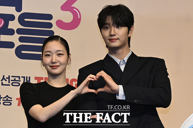 배우 김고은과 김재원이 7일 오후 서울 구로구 더링크서울 트리뷰트 포트폴리오 호텔 웨딩 링크홀에서 열린 티빙 오리지널 '유미의 세포들3' 제작발표회에 참석해 포즈를 취하고 있다. /송호영 기자