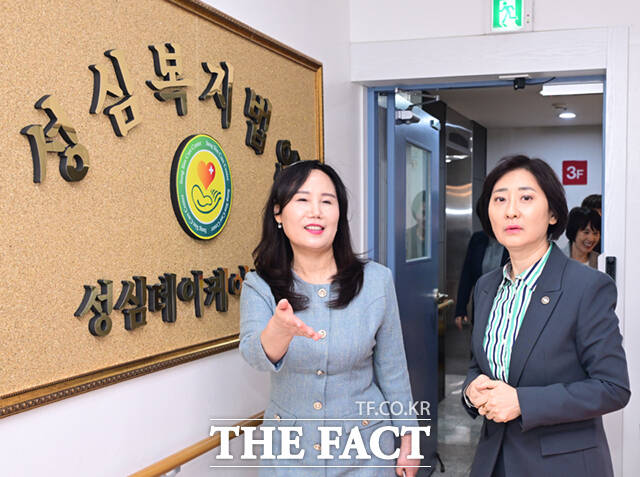 이스란 보건복지부 제1차관이 7일 오후 서울 도봉구 성심데이케어센터를 방문해 시설을 살펴보고 있다. /이새롬 기자