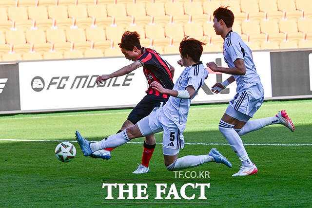 이날 FC서울 유스 18세 이하(U-18)에서 서울오산고가 U-18 전주영생고를 6-1로 격파하고 우승컵을 차지했다. 사진은 서울오산고 이서현(가운데)이 득점 후 기뻐하는 모습.