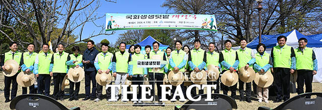 우원식 국회의장(가운데)을 비롯한 참석자들이 7일 오전 서울 여의도 국회 헌정회 앞 텃밭에서 열린 2026년 국회 생생텃밭 개장식에 참석해 기념 촬영을 하고 있다. /국회=서예원 기자