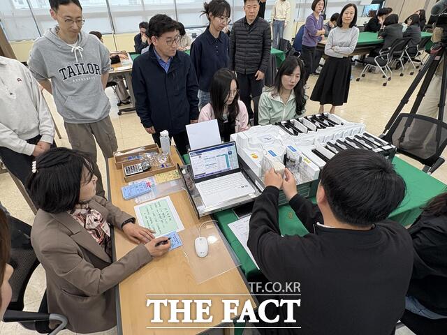 지난 3일 전북선거관리위원회가 제9회 전국동시지방선거 대비 관할 구·시·군 선거관리위원회 선거 담당 직원들을 대상으로 모의개표를 진행하고 있다. /전북선관위