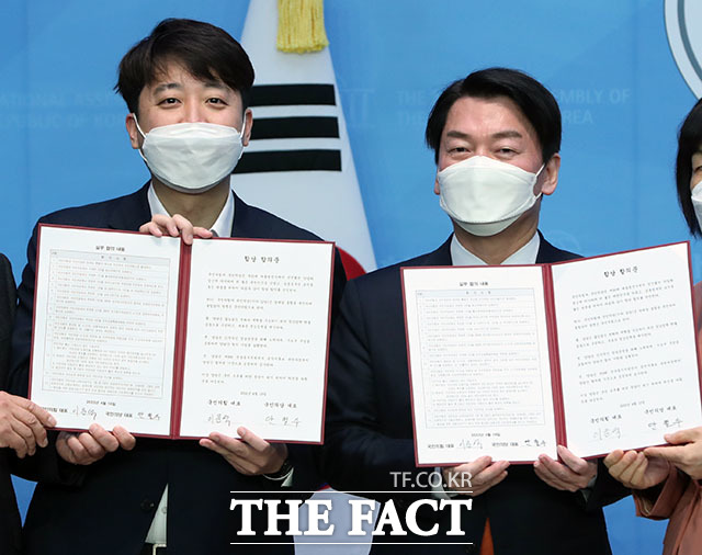 2022년 지선을 두 달 앞두고는 거대 양당 지지도가 박빙이었지만, 합당이라는 변수가 더해지면서 승리의 추가 쏠리게 됐다는 분석이다. 2022년 6·4 지선을 두 달여 앞둔 4월 11일, 리얼미터는 국민의힘(40.4%)과 민주당(39.9%) 지지도를 백중세로 봤다. 안철수 의원이 이끌던 국민의당은 6.3%였다. 불과 일주일 뒤 국민의힘은 국민의당과 합당을 선언, 단일 체제로 지선을 치르며 민주당에 판정승을 거뒀다. 사진은 2022년 4월 18일 이준석 당시 국민의힘 대표(왼쪽)와 안철수 당시 국민의당 대표가 국회 소통관에서 공식 합당을 선언 후 합의문을 들어보이고 있는 모습. /남윤호 기자