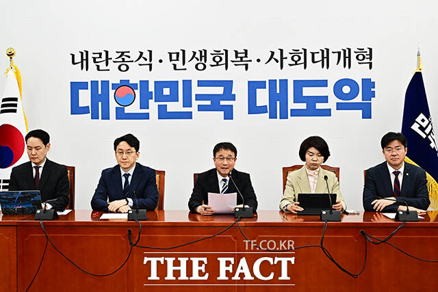 한병도 더불어민주당 원내대표(가운데)가 7일 오전 서울 여의도 국회에서 열린 원내대책회의에 참석해 모두발언을 하고 있다. /국회=배정한 기자