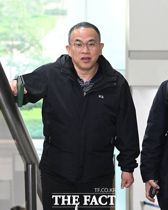 여론조사 비용 대납 의혹의 핵심 인물인 정치 브로커 명태균 씨가 7일 오후 서울 서초구 서울중앙지방법원에서 열린 공판에 출석하고 있다. /박헌우 기자