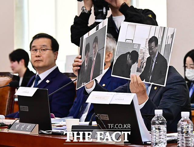 국민의힘 의원들과 인사하는 박상용 검사 사진 재차 들어보이는 박선원 더불어민주당 의원.