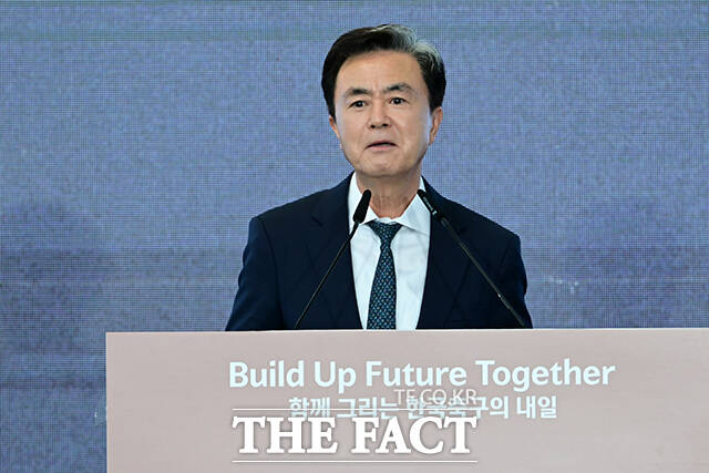 이날 개관식에 참석한 내빈들이 KFA 스타디움 앞에서 기념촬영 하는 모습. /천안=남윤호 기자