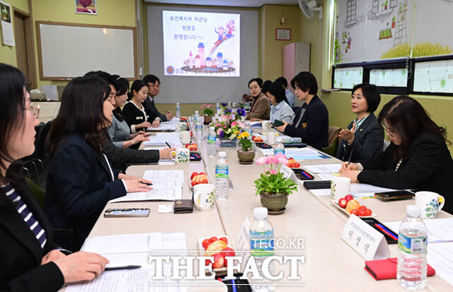 이스란 보건복지부 제1차관이 7일 오후 서울 도봉구 성심데이케어센터를 방문해 시설을 살펴보고 있다. /이새롬 기자