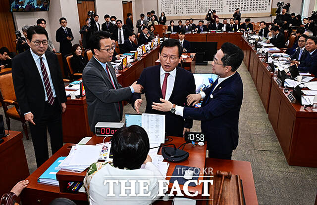 서영교 위원장에게 항의하는 김형동 국민의힘 의원.