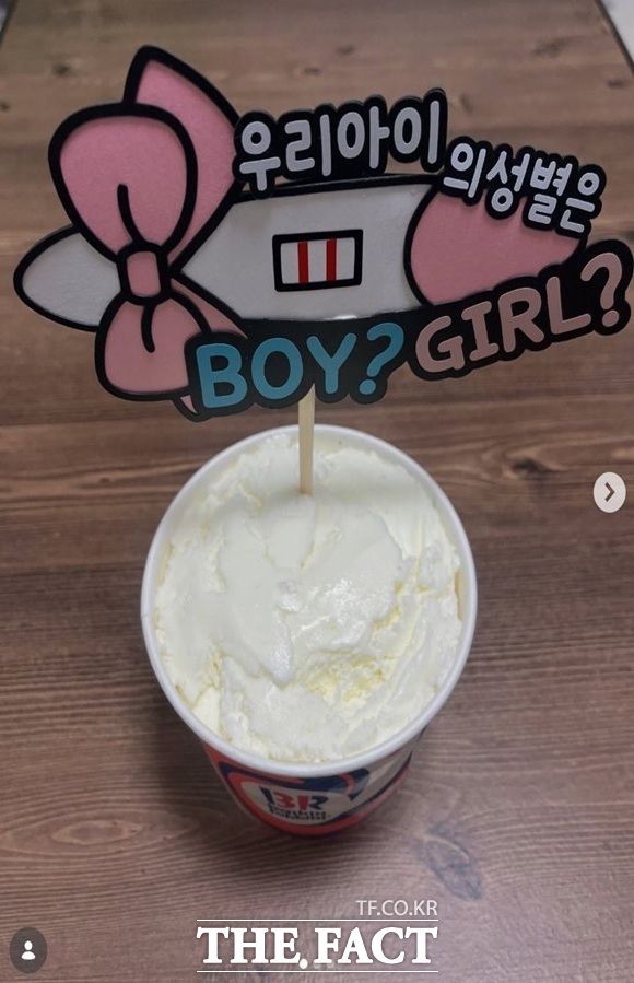 최근 임신부들 사이에서 태아의 성별을 공개하는 이른바 젠더리빌(Gender Reveal) 이벤트가 유행하면서 프랜차이즈 아이스크림 매장 직원들이 극심한 피로감을 호소하고 있다. 축복받아야 할 태아 성별 공개가 정작 현장 노동자들에게는 갑질에 가까운 민폐가 되고 있다는 지적이다. /뉴시스