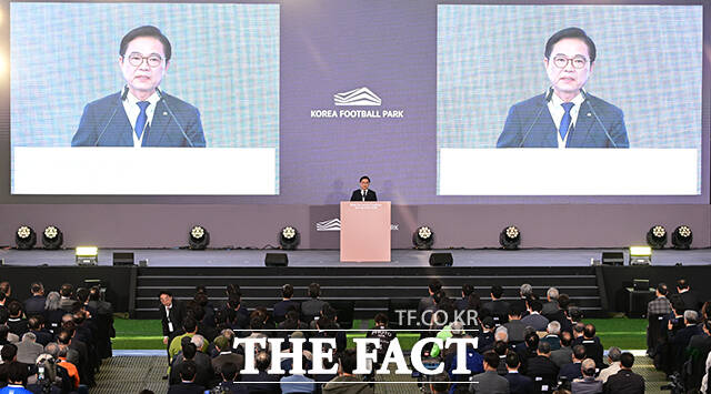 이날 개관식에 참석한 내빈들이 KFA 스타디움 앞에서 기념촬영 하는 모습. /천안=남윤호 기자