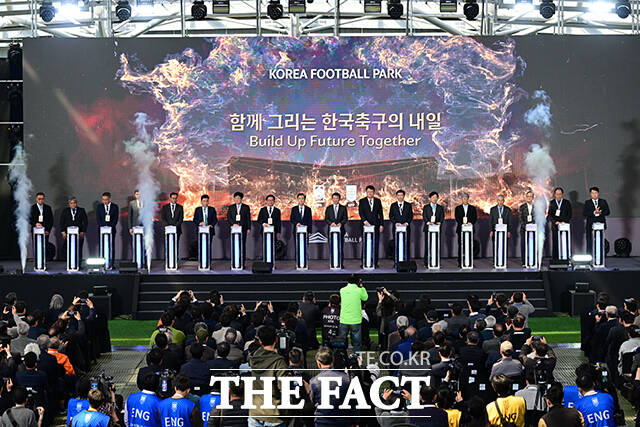 이날 개관식에 참석한 내빈들이 KFA 스타디움 앞에서 기념촬영 하는 모습. /천안=남윤호 기자