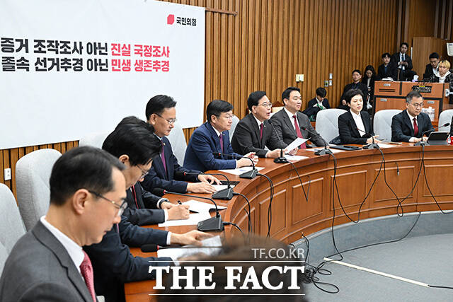 원내대책회의에서 모두발언하는 송 원내대표.