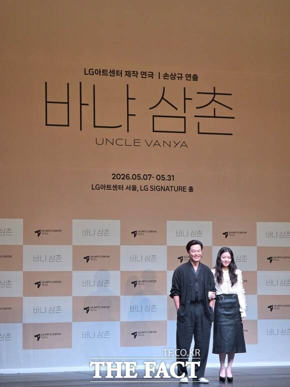 이서진(왼쪽)은 '바냐 삼촌'에서 주인공 바냐 역을, 고아성은 바냐 역을 맡아 첫 연극 무대에 도전한다. /박지윤 기자