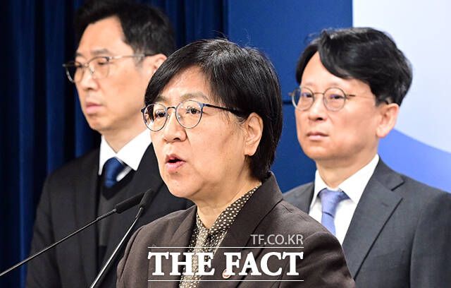 정은경 보건복지부 장관이 7일 오전 서울 종로구 정부서울청사에서 의료제품 수급 대응 방안을 브리핑 하고 있다. /임영무 기자
