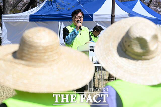 우원식 국회의장(가운데)을 비롯한 참석자들이 7일 오전 서울 여의도 국회 헌정회 앞 텃밭에서 열린 2026년 국회 생생텃밭 개장식에 참석해 기념 촬영을 하고 있다. /국회=서예원 기자