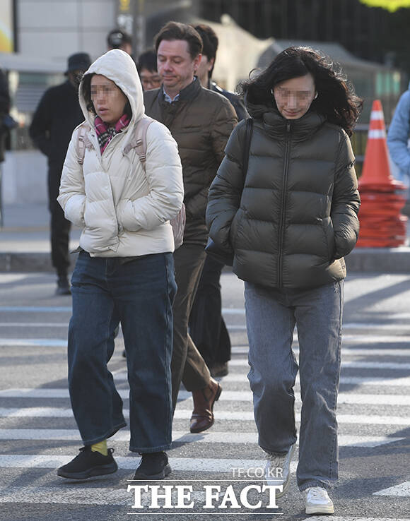 아침 기온이 5~10도가량 큰 폭으로 떨어진 7일 오전 서울 종로구 광화문 네거리에서 시민들이 두터운 외투를 입고 출근하고 있다. /박상민 기자