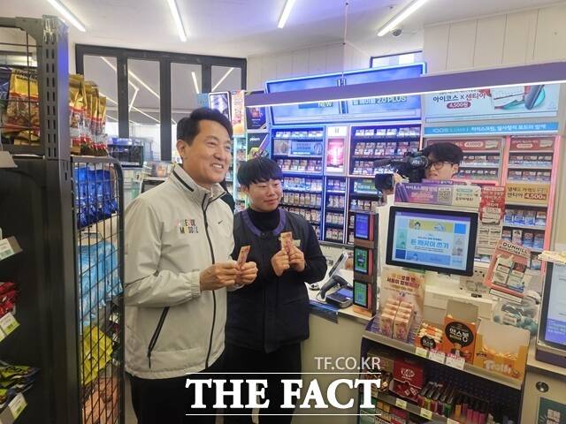 오세훈 서울시장은 7일 오후 서울 종로구 대학로에 있는 CU(씨유) 마로니에 공원점을 찾아 '외로움 없는 서울' 포토카드를 살폈다. /김명주 기자