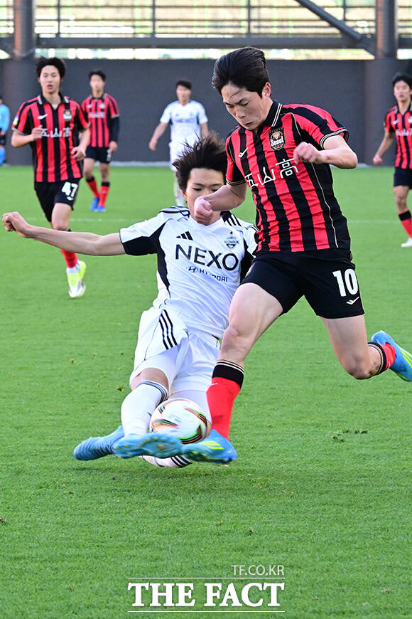 이날 FC서울 유스 18세 이하(U-18)에서 서울오산고가 U-18 전주영생고를 6-1로 격파하고 우승컵을 차지했다. 사진은 서울오산고 이서현(가운데)이 득점 후 기뻐하는 모습.