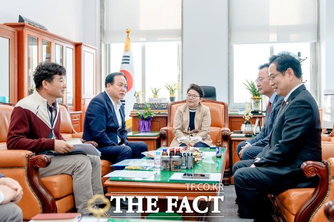 이권재 오산시장이 6일 국회를 방문해 재정경제기획위원회에 궐동지구대 이전 부지 관리전환을 요청하고 있다. /오산시