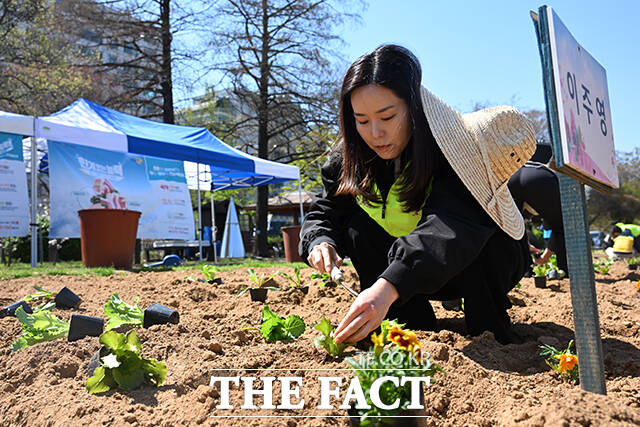 이주영 개혁신당 의원이 7일 오전 서울 여의도 국회 헌정회 앞 텃밭에서 열린 2026년 국회 생생텃밭 개장식에 참석해 텃밭에 모종을 심고 있다. /국회=서예원 기자