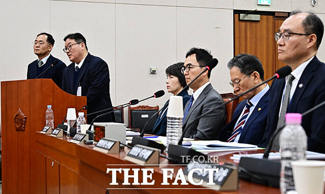 강백신 대구고검 검사(왼쪽)와 엄희준 광주고검 검사가 7일 오후 서울 여의도 국회에서 열린 윤석열 정권 정치검찰 조작기소 의혹 사건 진상규명 국정조사특별위원회 전체회의에 출석해 질의에 답변을 하고 있다. /국회=배정한 기자