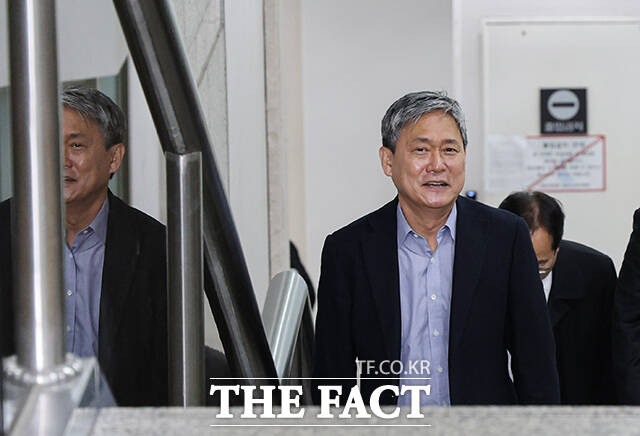 '바람픽쳐스' 고가 인수 의혹을 받는 김성수 전 카카오엔터 대표가 7일 오후 서울 서초구 서울중앙지방법원에서 열린 공판에 출석하고 있다. /박헌우 기자