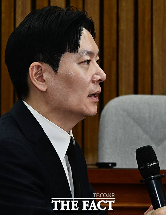 질의에 답변하는 박상용 검사.