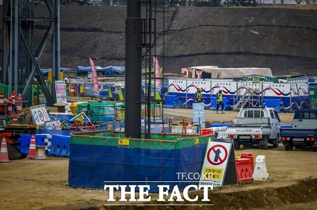 중동사태 장기화로 석유화확 원료인 나프타 재고가 급감하며 건설업계도 예의주시를 하고 있는 가운데 지난달 30일 서울시내 건설현장에서 작업자들이 공사를 하고 있다. /뉴시스