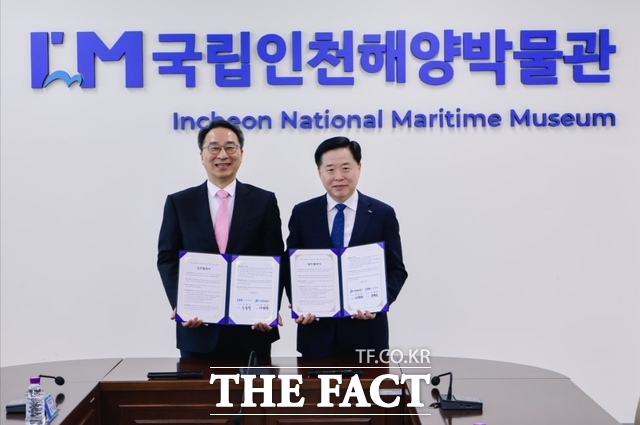 7일 우동식 국립인천해양박물관장(사진 왼쪽)과 이경규 인천항만공사 사장이 상호 발전을 위한 업무협약을 체결했다. /인천항만공사